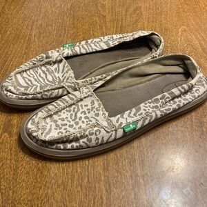 Sanuk Women’s size 9. Cheetah print. Brown and‎ tan